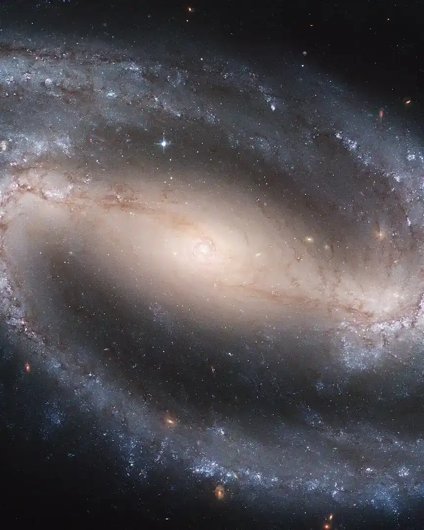 Foto: Galaxia espiral barrada NGC 1300 · El universo