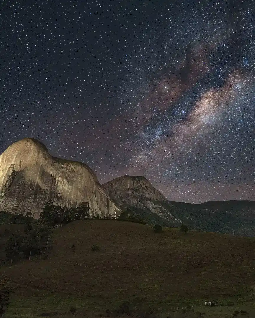 Foto: La Vía Láctea sobre la Pedra Azul, Brasil · El universo