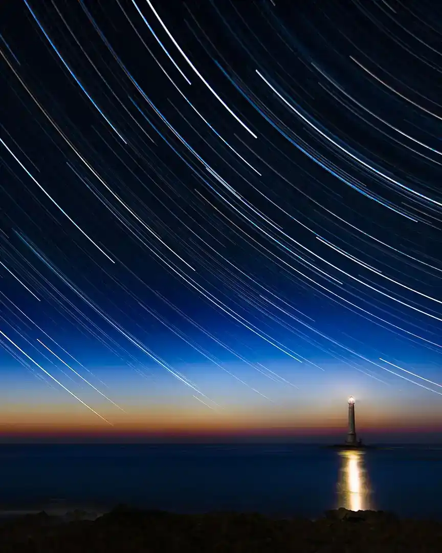 照片：拉阿格灯塔上空的星轨 · 宇宙