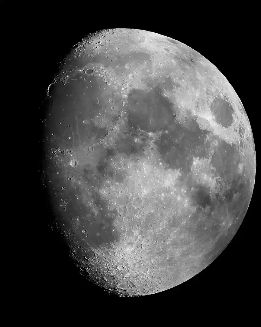 Foto: La Luna en fase gibosa · El universo
