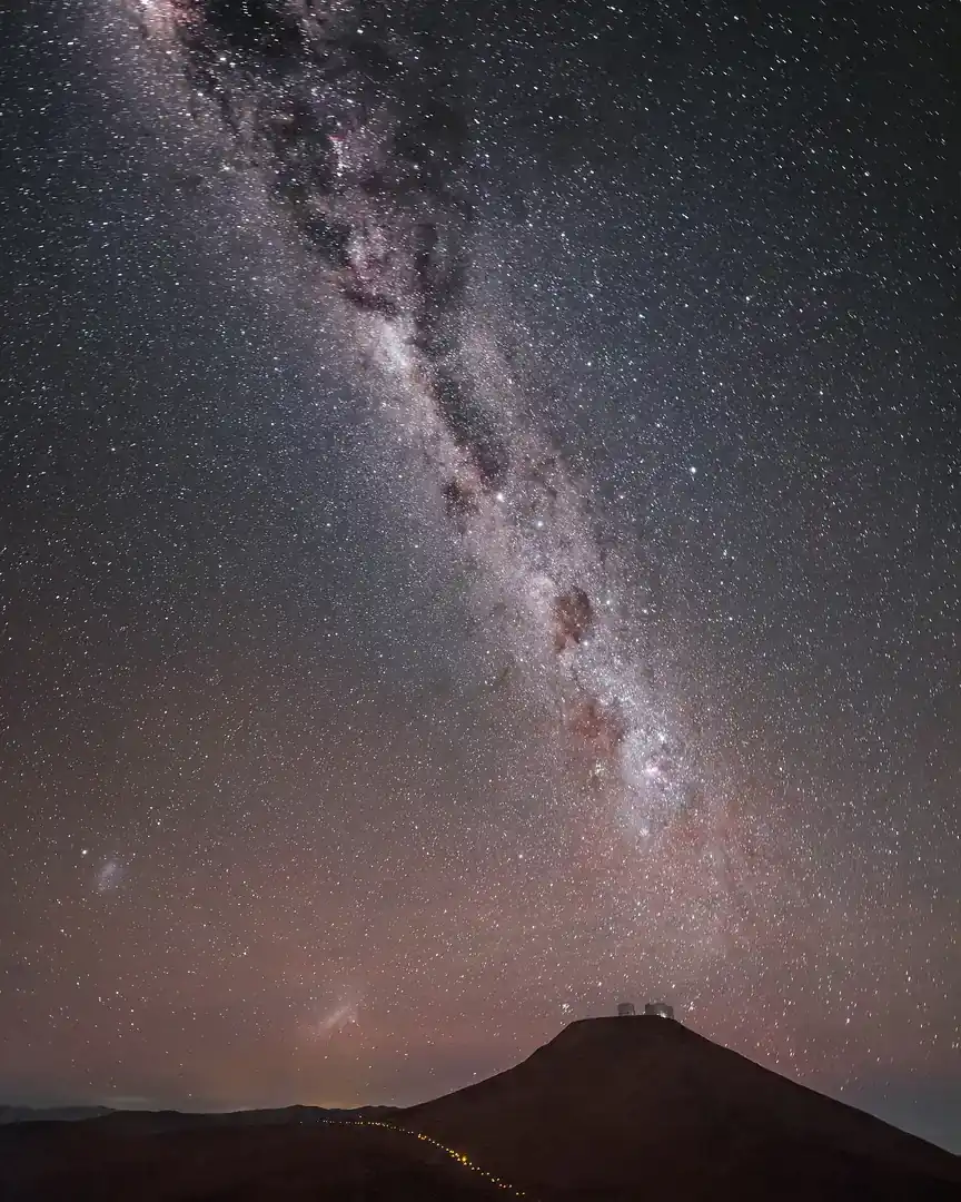 Foto: La Vía Láctea sobre el Observatorio Paranal · El universo