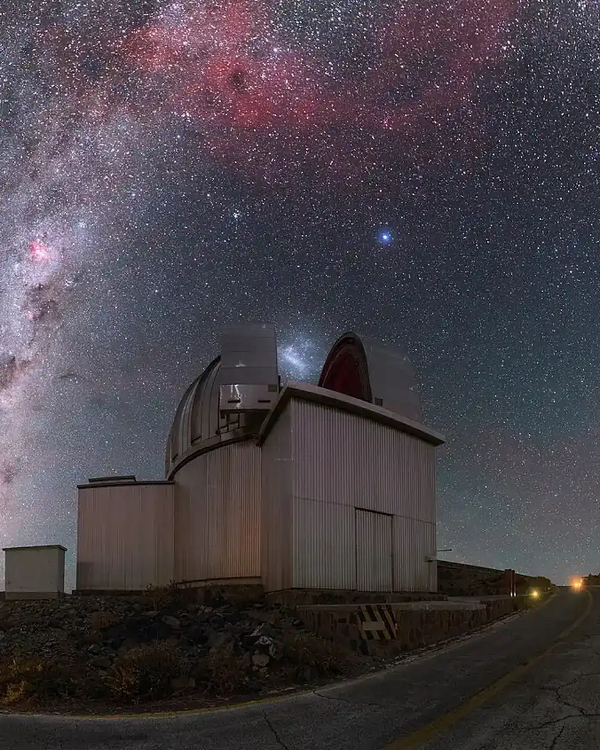 Foto: Die Milchstraße über dem La-Silla-Observatorium · Universum