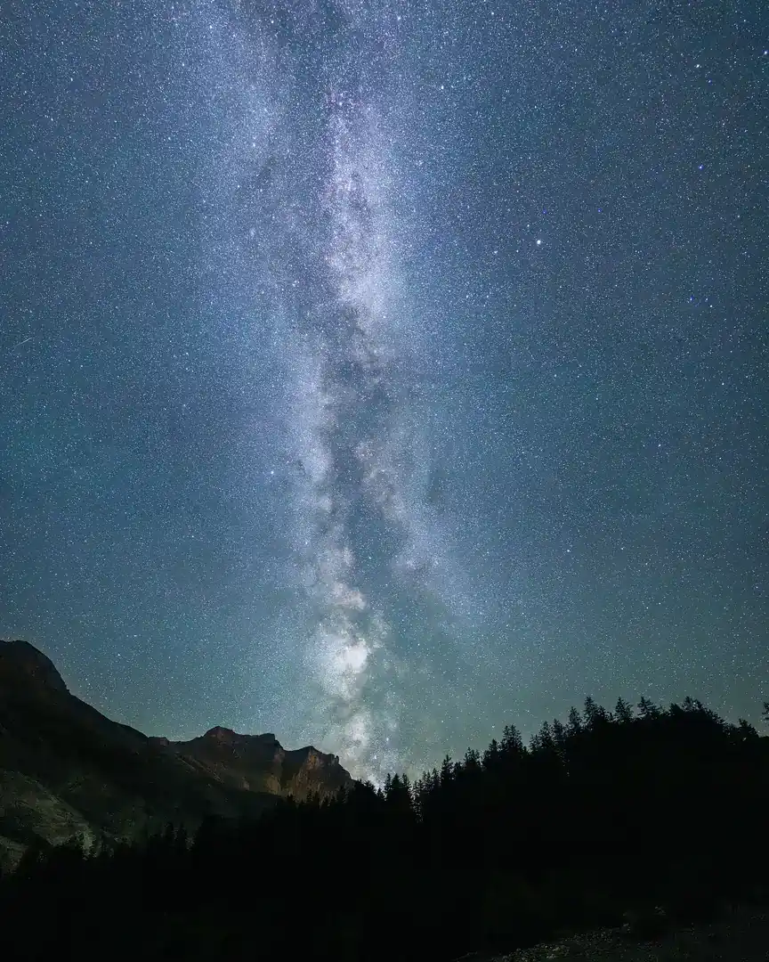 Foto: La Via Lattea sul lago Oeschinen, Svizzera · Universo