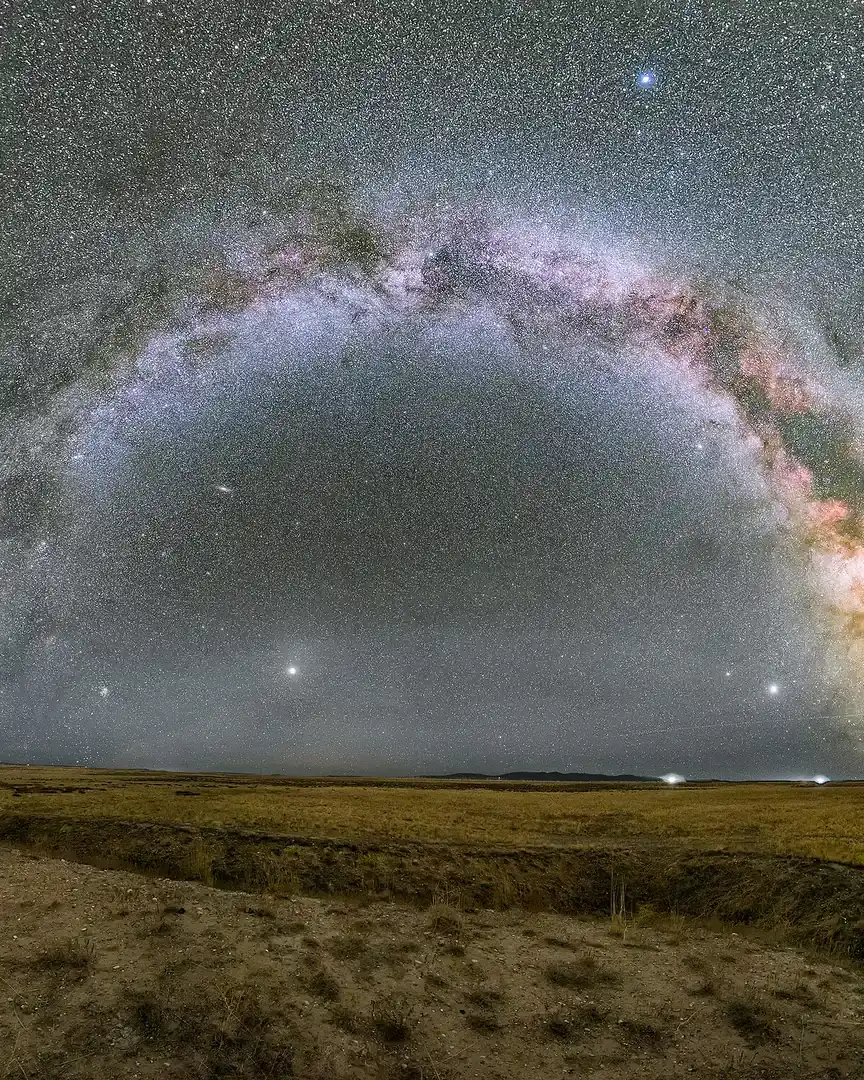 Foto: Arco de la Vía Láctea en la estepa kazaja · El universo